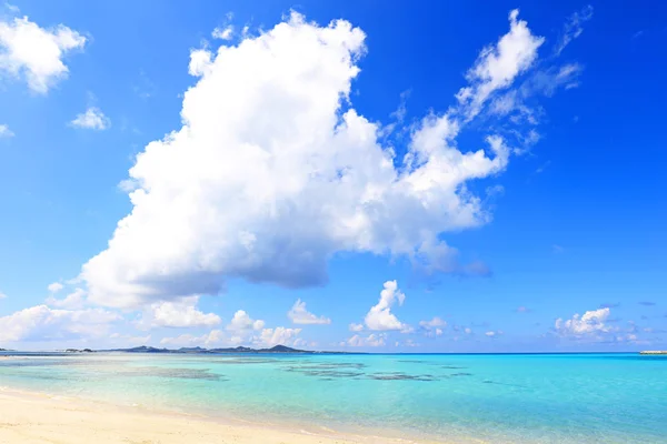 Cielo Estivo Bellissima Spiaggia Okinawa — Foto Stock