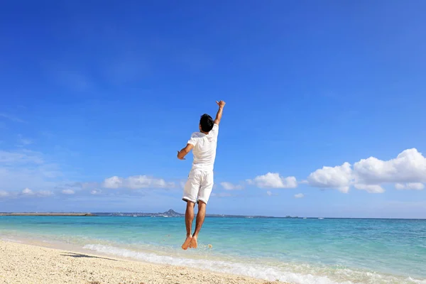 Gelukkig Man Sprong Strand — Stockfoto