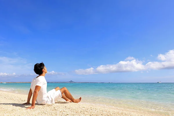 Hombre Que Relaja Playa —  Fotos de Stock