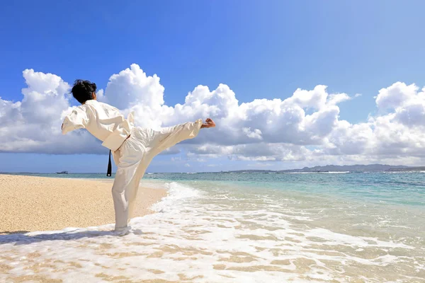 Man Tränar Karate Stranden — Stockfoto