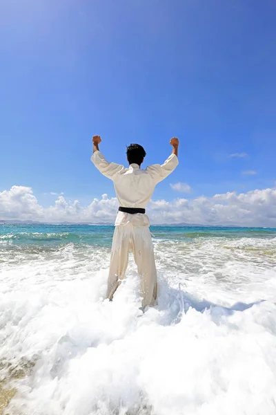 Der Mann Der Sich Strand Entspannt — Stockfoto