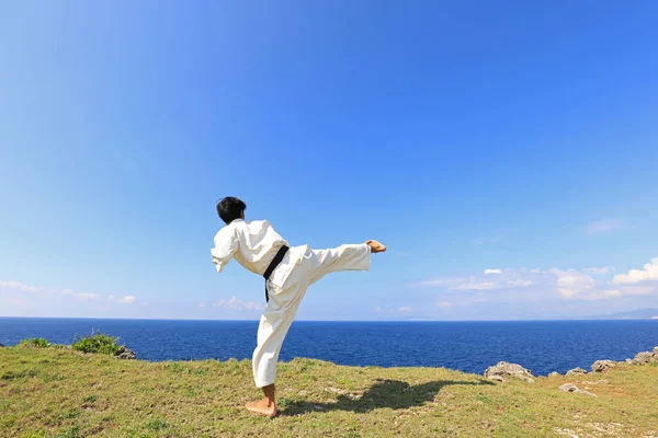 Homem Praticando Karatê Praia — Fotografia de Stock