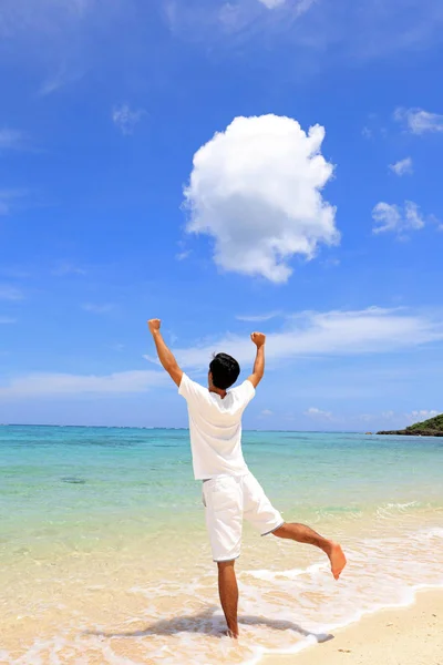 Счастливый Человек Пляже — стоковое фото