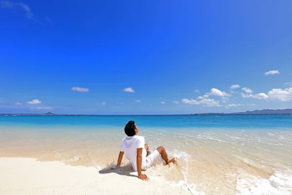 Людина Відпочиває Пляжі — стокове фото
