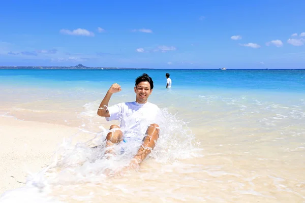 在海滩上微笑的亚洲男人 — 图库照片