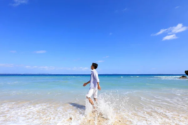 Homem Que Relaxa Praia — Fotografia de Stock