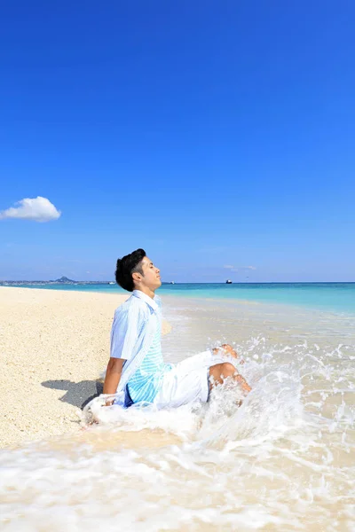 Man Die Zich Ontspant Het Strand — Stockfoto