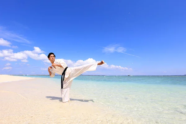 Giovane Uomo Che Pratica Karate Spiaggia — Foto Stock