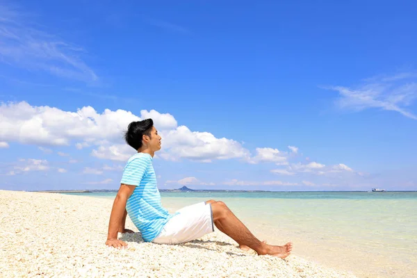 Uomo Che Rilassa Sulla Spiaggia — Foto Stock