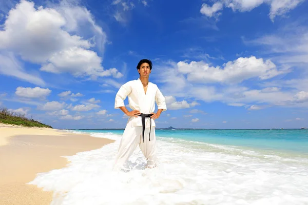 Giovane Uomo Che Pratica Karate Spiaggia — Foto Stock