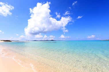 Yaz gökyüzü ve Okinawa 'nın güzel plajı