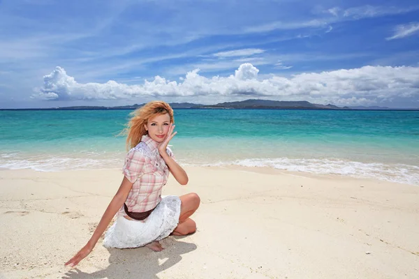 Die Frau Die Sich Strand Entspannt — Stockfoto