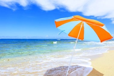 Okinawa 'da güzel bir plajın resmi.