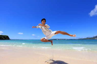 Mutlu bir adam sahilde atlamak