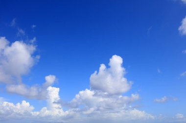 Mavi gökyüzünde beyaz bulutlar