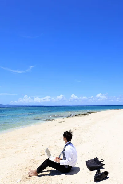 Homem Que Relaxa Praia — Fotografia de Stock