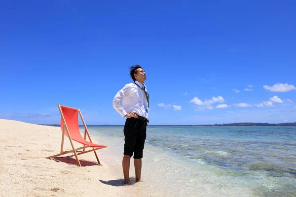 Mężczyzna Stojący Plaży — Zdjęcie stockowe
