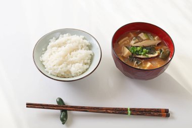 nefis bir kahvaltı ile miso çorbası ve pirinç