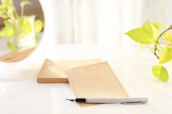 Notizblock Mit Stift Auf Dem Schreibtisch — Stockfoto