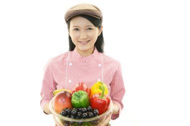 Beyaz arka plan üzerinde izole gülümseyen Asya garson