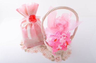 Hediyeler ile üzerine beyaz izole yay