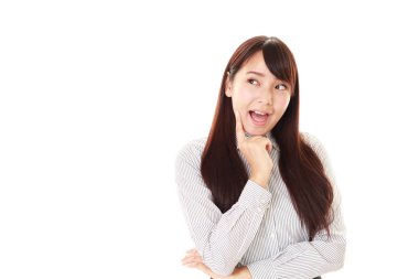 Gülümseyen güzel genç kadın.