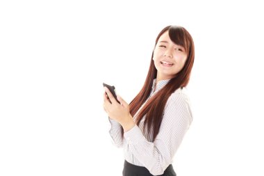 Bir akıllı telefon kullanan gülümseyen kadın