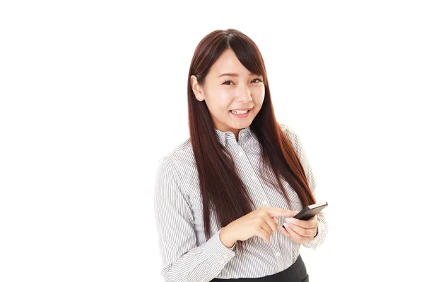 Bir Akıllı Telefon Kullanan Gülümseyen Kadın — Stok fotoğraf