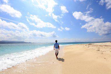 Kumsalda dinlenen adam..