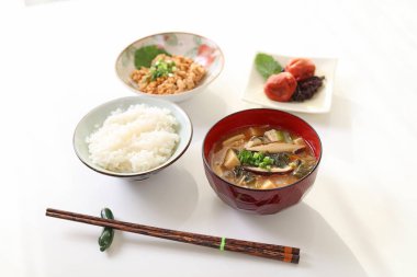 Yemek masası üzerinde lezzetli Japon mutfağı