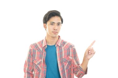 Asyalı adam parmağıyla işaret ediyor.