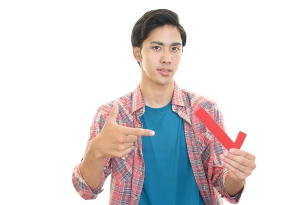 Sorridente Uomo Asiatico Con Segno Spunta — Foto Stock