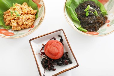 Yemek masası üzerinde lezzetli Japon mutfağı.