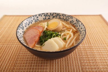 Bir kase lezzetli ramen noodle