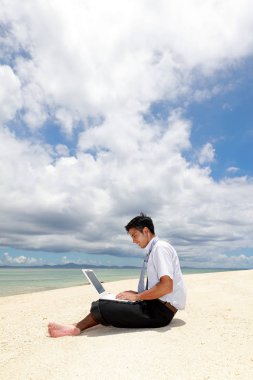 Kumsalda dinlenen adam..