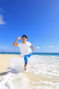 Kumsalda koşan adam