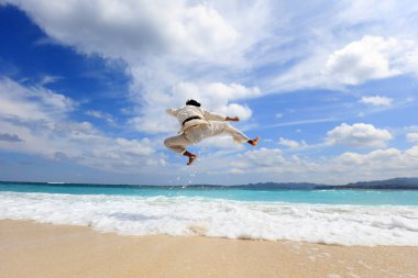 Karate plajda pratik adam