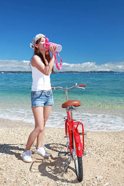 Woman Who Relaxes Beach — Stock Photo, Image