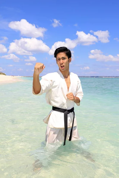 Giovane Uomo Che Pratica Karate Spiaggia — Foto Stock