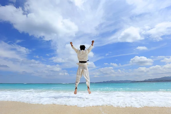 Glücklicher Mann Springt Strand — Stockfoto