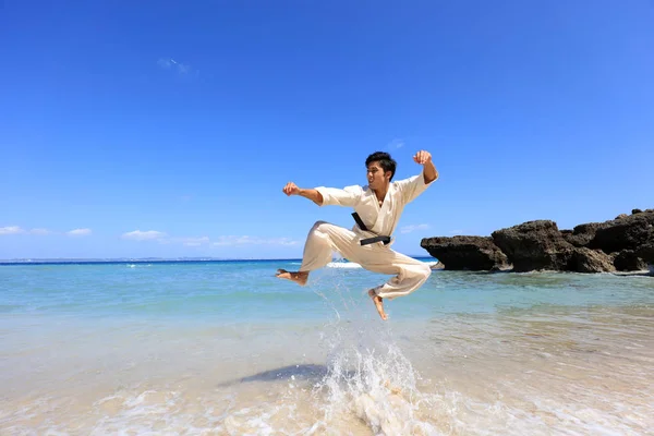 Junger Mann Praktiziert Karate Strand — Stockfoto