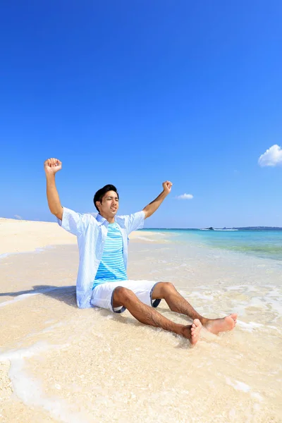 Homem Que Relaxa Praia — Fotografia de Stock