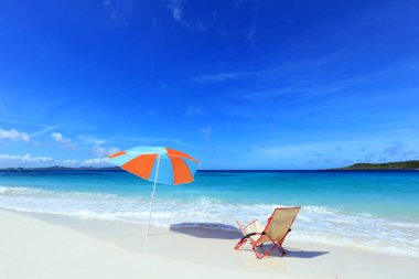 Okinawa 'da güzel bir plajın resmi.