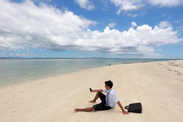 那个在海滩上放松的男人 — 图库照片
