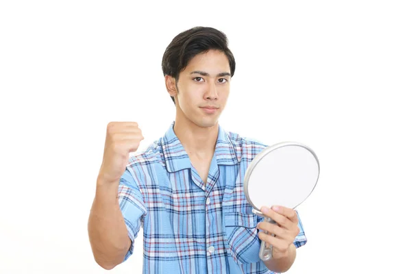 Asiatico Uomo Guardando Sua Faccia Specchio — Foto Stock