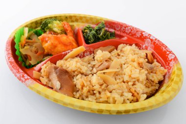 Beyaz arka planda izole lezzetli öğle yemeği kutusu