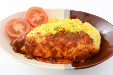 Beyaz arka planda lezzetli omlet yemeği