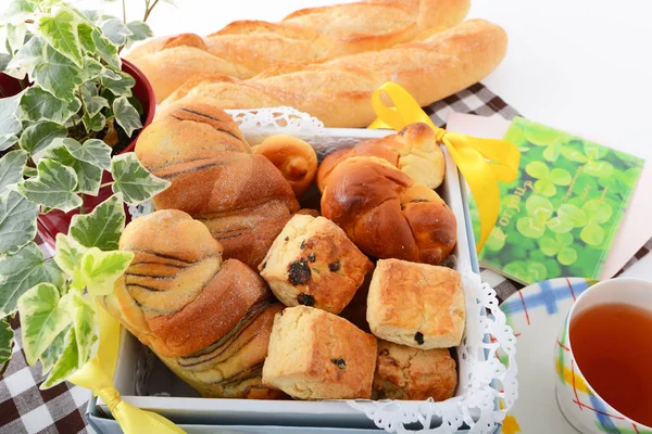 Çeşitli Ekmekler Ile Bir Fincan Çay — Stok fotoğraf