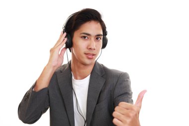 Müzik dinleyen adam.