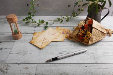 Masanın üzerinde eski harfler.